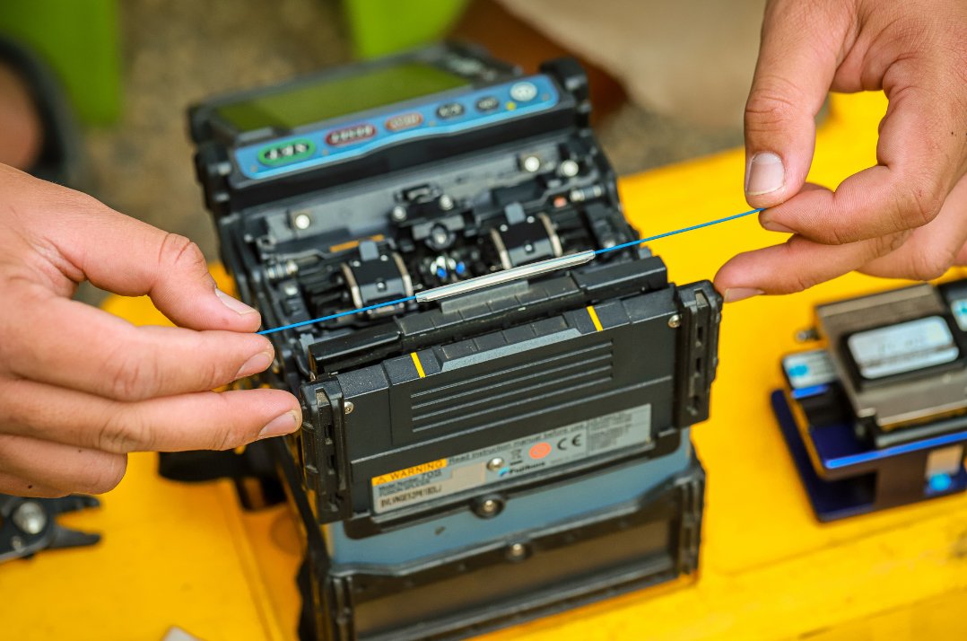 Hands-on fiber optic splicing work using a fusion splicer
